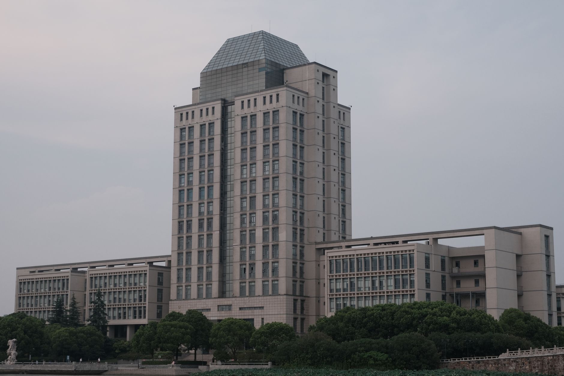 想找升学氛围好的中专，应该问学校哪几个问题？